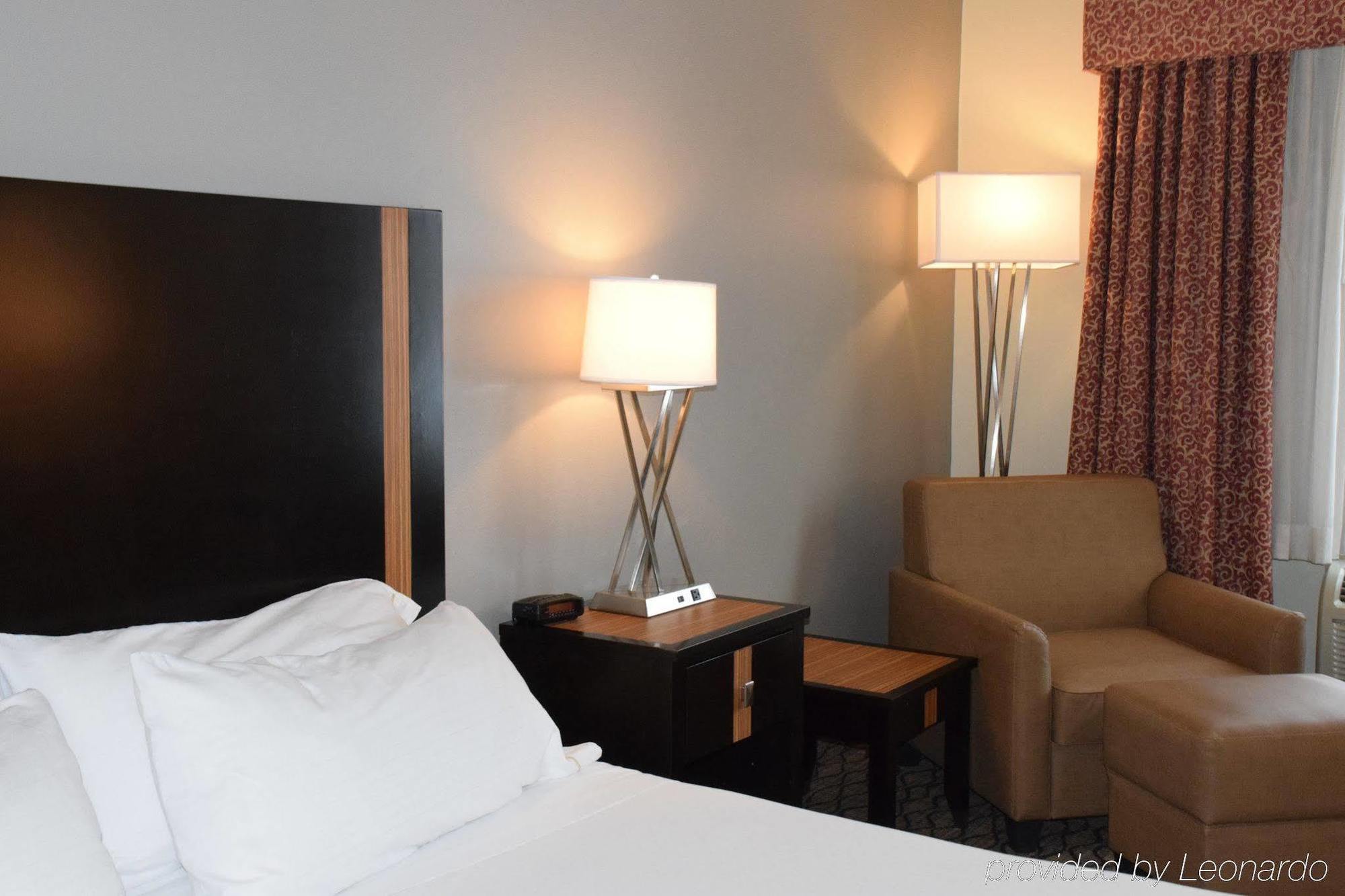 Holiday Inn Express Hotel & Suites Chanhassen By Ihg Exterior photo